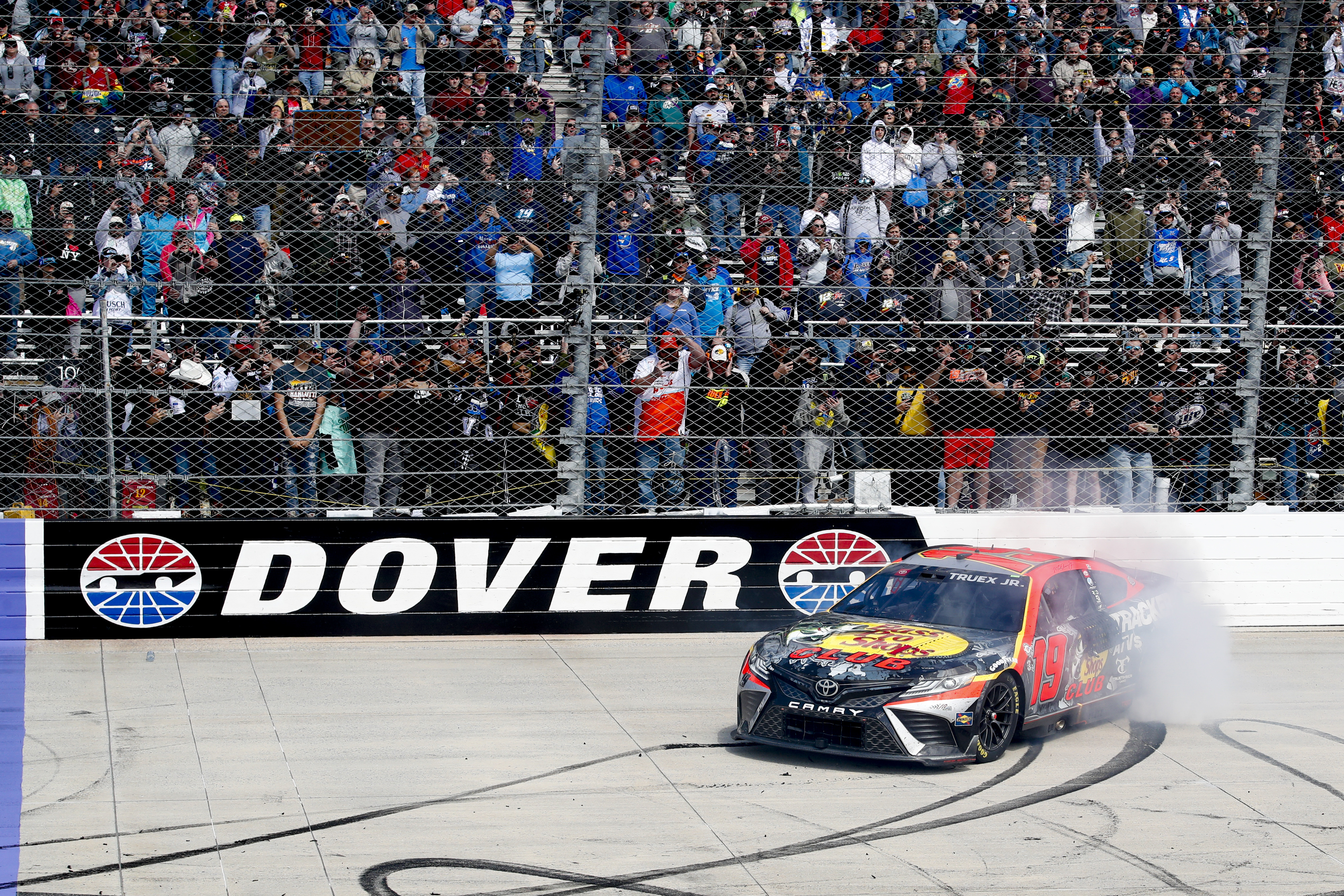 Dover-Motor-Speedway-Truex-burnout-2023